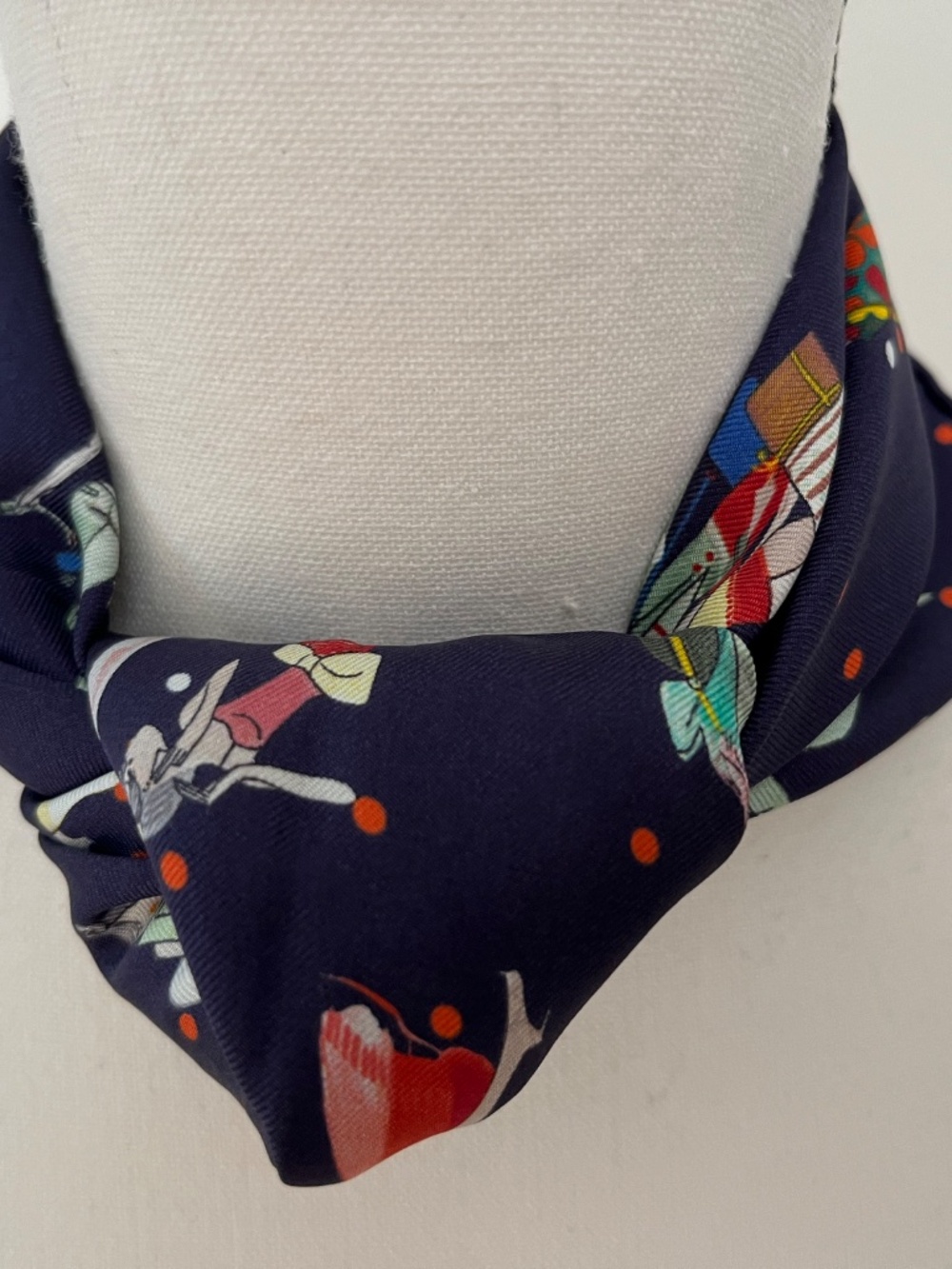 VINTAGE Hermes "Les Parisiennes De Kiraz" 100% Silk Pochette gavroche - Picture 10 of 10